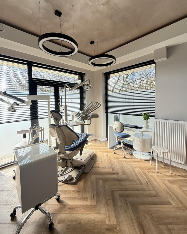 Nowoczesne stanowisko stomatologiczne z mikroskopem zabiegowym w klinice AJ Smile Studio w Kielcach – zaawansowana diagnostyka i leczenie zębów