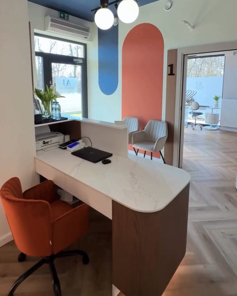 Jasna i przyjazna recepcja kliniki stomatologicznej AJ Smile Studio w Kielcach – komfortowa przestrzeń dla pacjentów stomatologa Anny Jedlikowskiej.