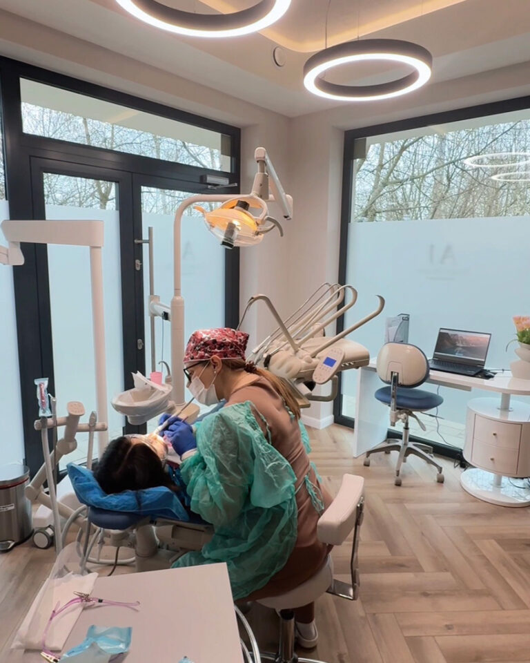 Precyzyjne leczenie kanałowe pod mikroskopem w gabinecie AJ Smile Studio w Kielcach - stomatolog, dentysta podczas zabiegu
